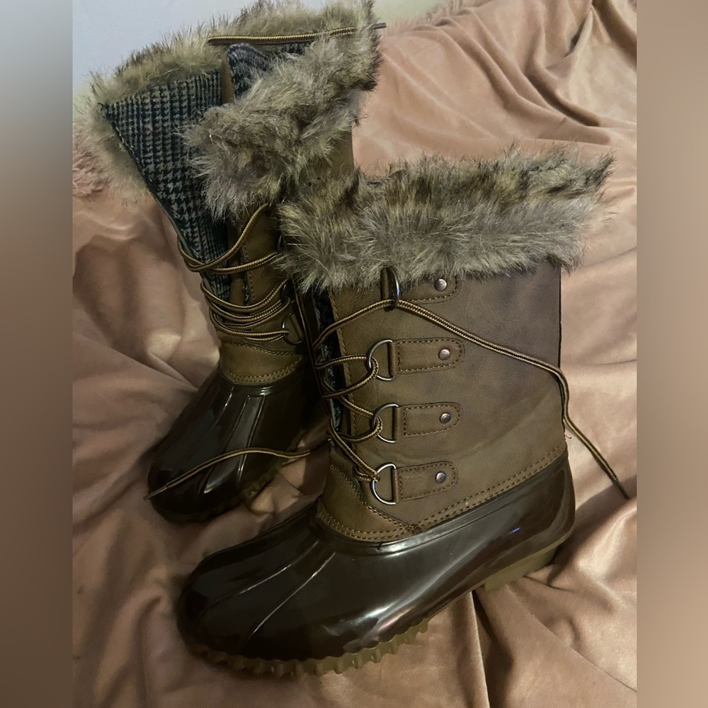 Super cute boots size 7 , worn once !